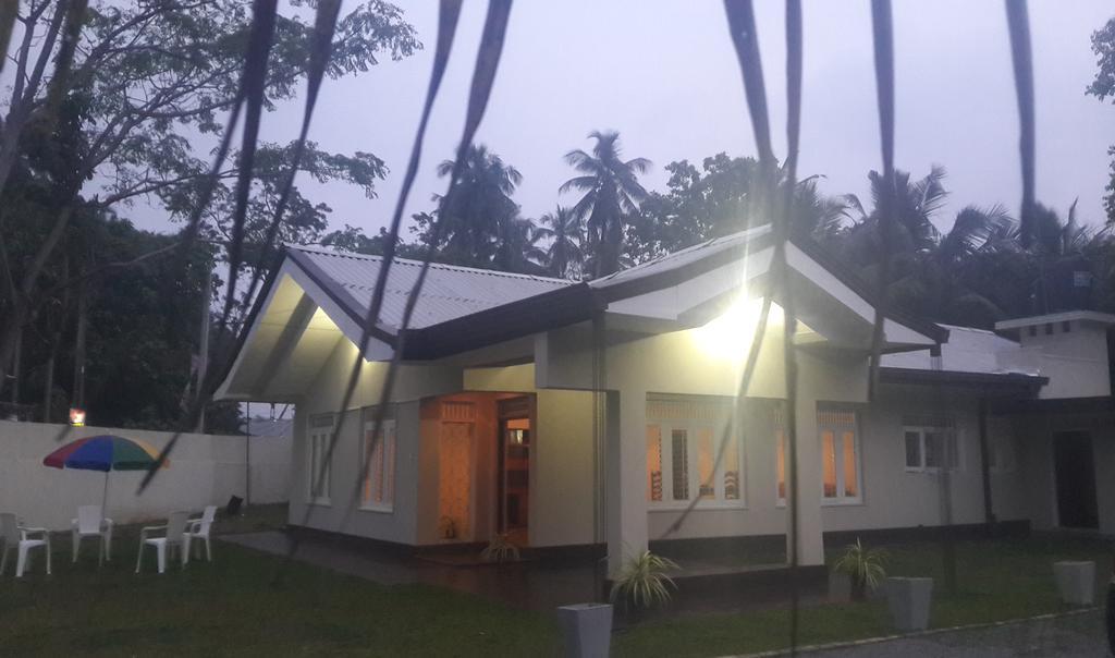 Igloo Airport Villa Katunayaka Buitenkant foto
